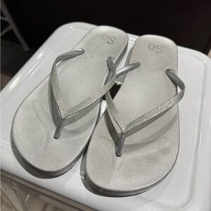 🤍 Silver sparkle Flip Flops